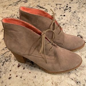 Gap lace up booties in iced taupe size 9